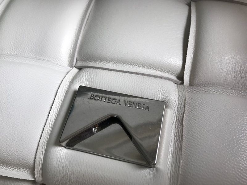 ボッテガヴェネタ パデッドカセット スーパーコピー ショルダーバッグ シルバー仕上げ boj78120