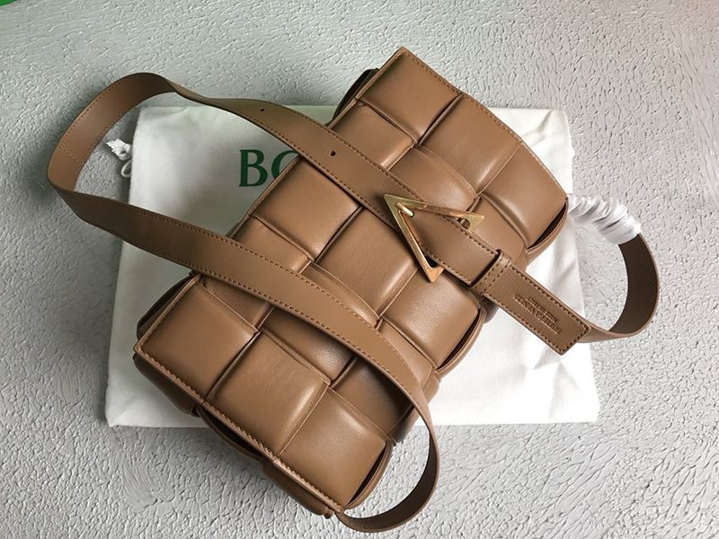 可愛いボッテガヴェネタ パデットカセット 偽物 ショルダーバッグ キャラメル 591970VCQR19850