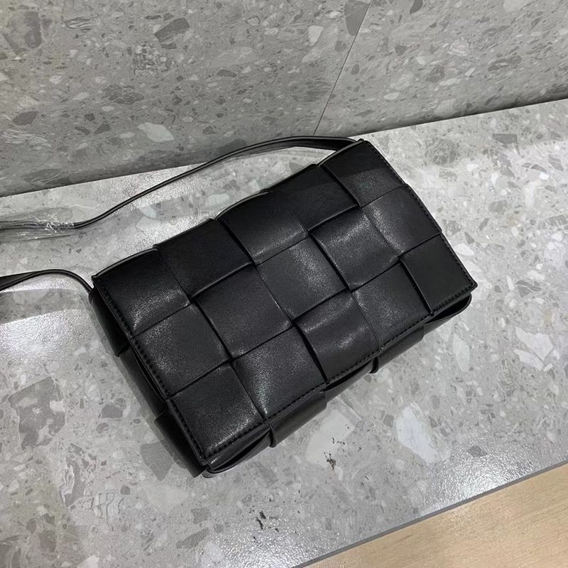 日本未入荷ボッテガヴェネタ カセット 偽物 クロスボディバッグ bol90713
