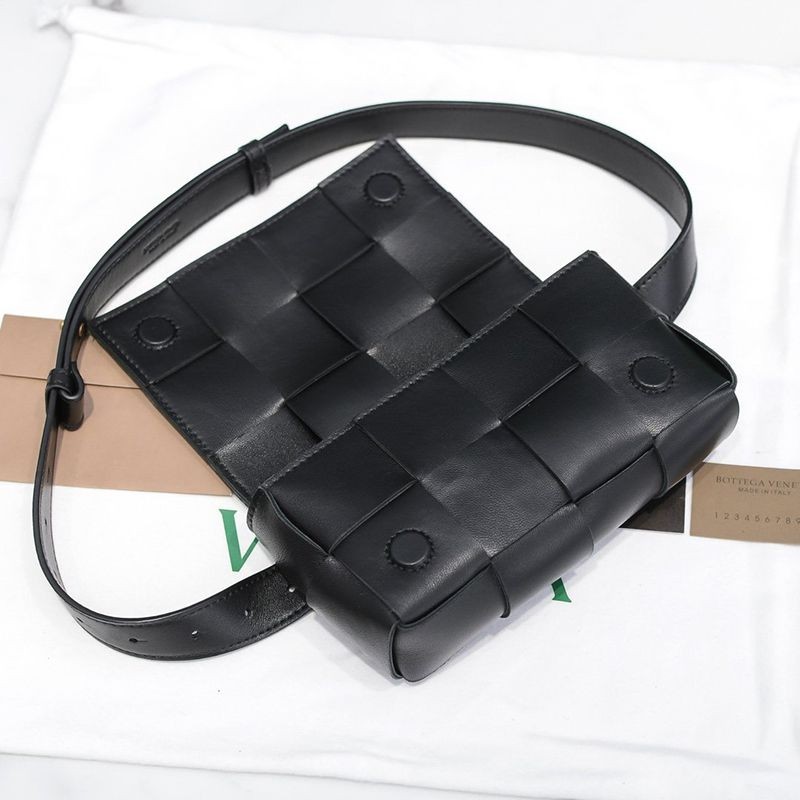 セール ♪ボッテガヴェネタ カセット 偽物 クロスボディバッグ boq86248