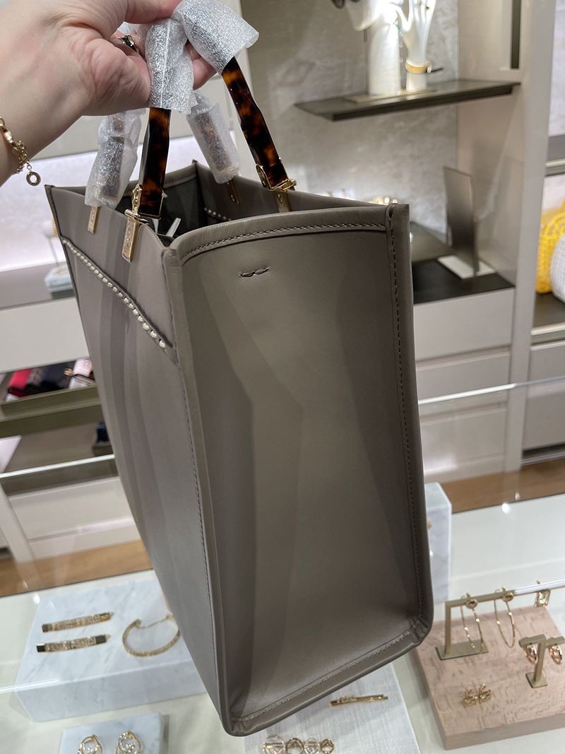 目を惹くカラーフェンディ 偽物 サンシャイン ミディアム グレーレザー/エラフレザー ショッパー 8BH386AHN5F1FEN
