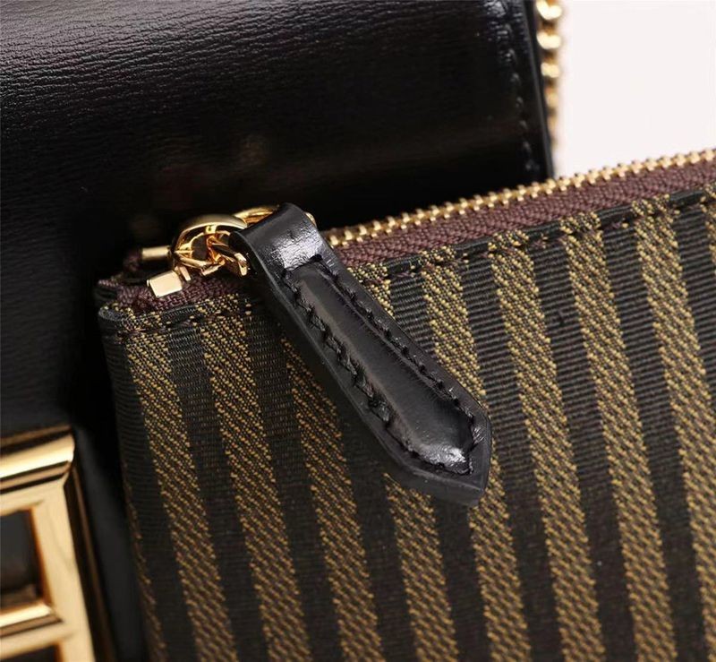 21-22AWフェンディ 偽物 財布内蔵ミニバッグ ポーチ付き ブラックレザー ミニバッグ 8BS032AHM0F0KUR
