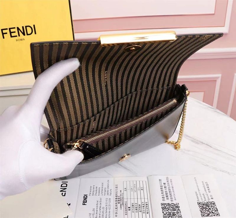 21-22AWフェンディ 偽物 財布内蔵ミニバッグ ポーチ付き ブラックレザー ミニバッグ 8BS032AHM0F0KUR