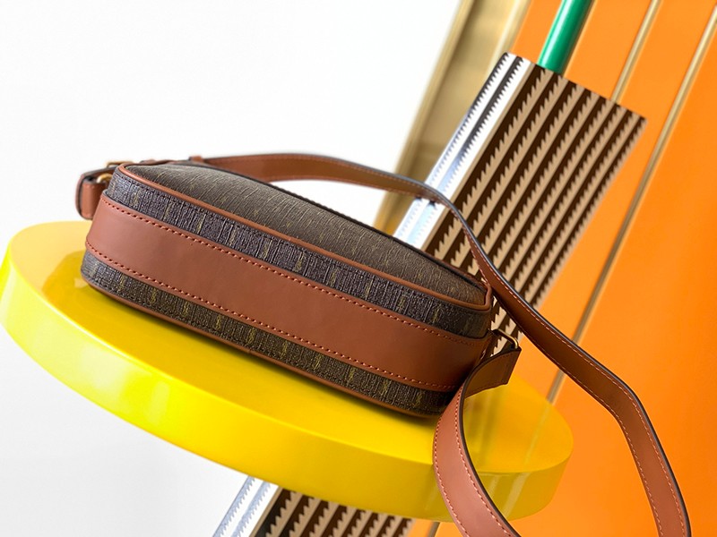 大人気!サンローラン ショルダーバッグ 偽物☆ルー キルティングレザー カメラバッグ Sac85306