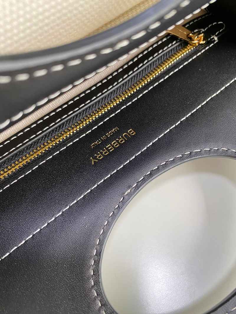 日本未入荷【バーバリー ポケットバッグ 偽物】ミニ ツートン キャンバス&レザー Baj66149