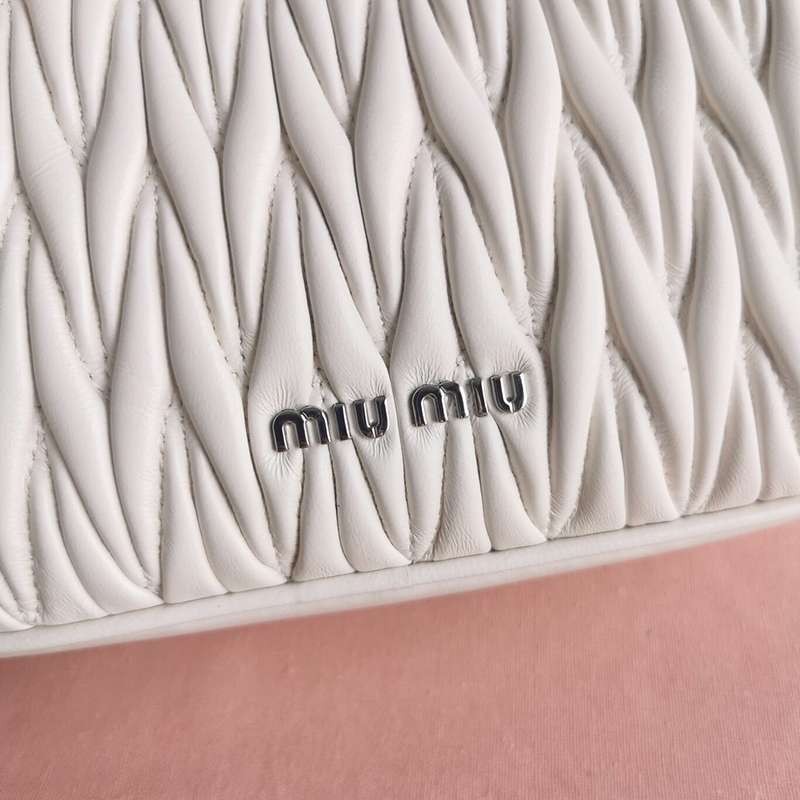 ★日本!!人気!ミュウミュウ コピー マテラッセナッパレザー パール付き ショルダーバッグ myw87397