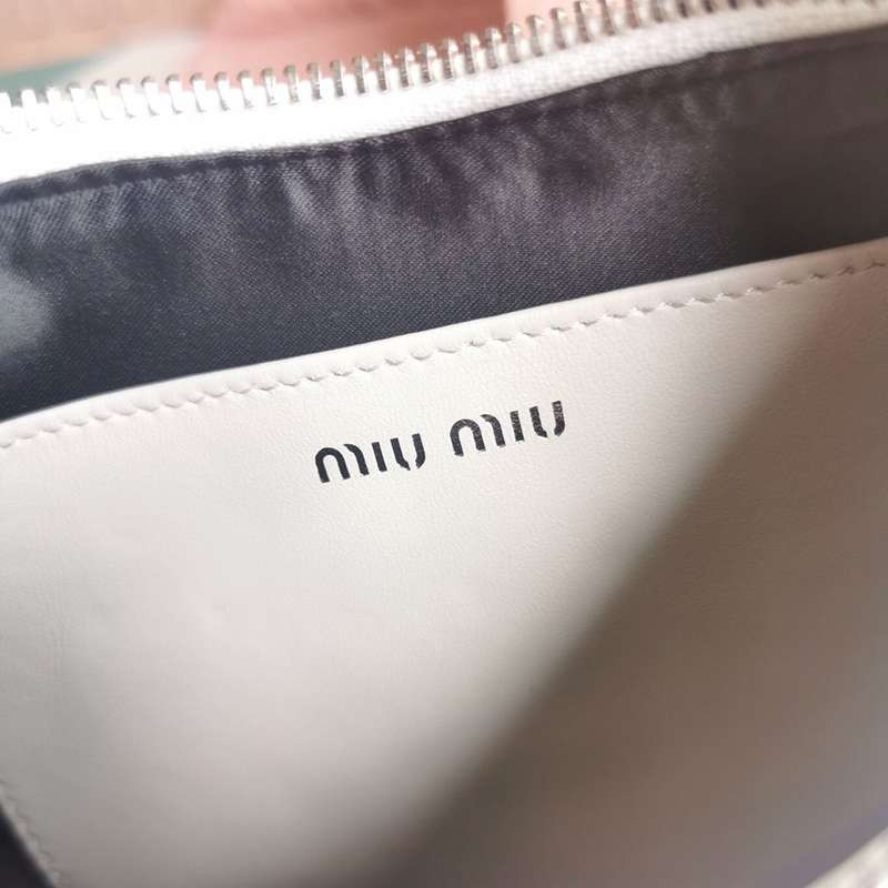 ★日本!!人気!ミュウミュウ コピー マテラッセナッパレザー パール付き ショルダーバッグ myw87397