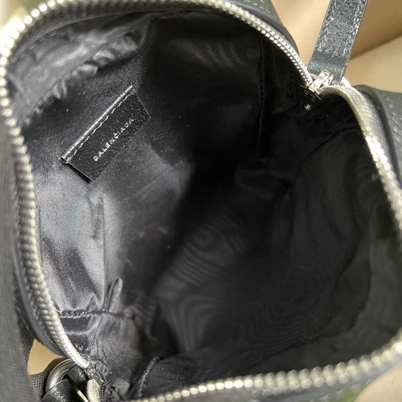 ☆超人気☆グッチ バレンシアガ ザ ハッカー キャンバス 偽物 ショルダージップバッグ gul20607