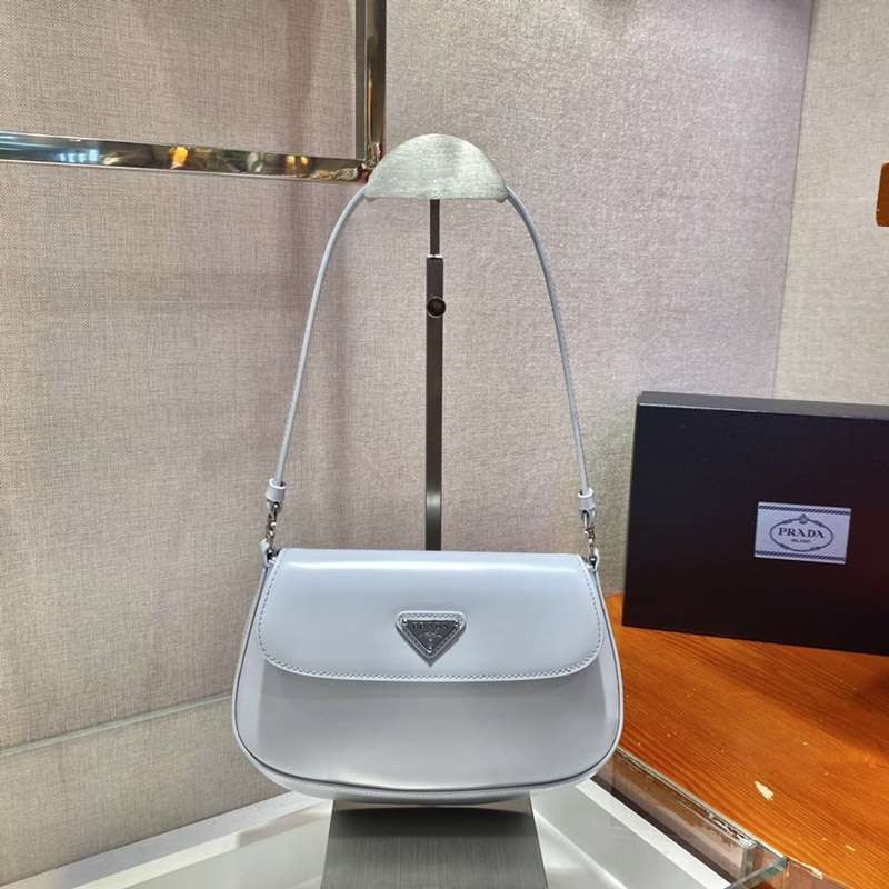 早い者勝ち♡プラダ フラップ付きクレオショルダーバッグ 偽物 puh92450