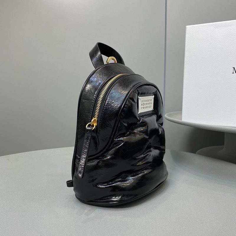 大人気!メゾンマルジェラ フェルト ウェット ルック バックパック偽物 Man57544