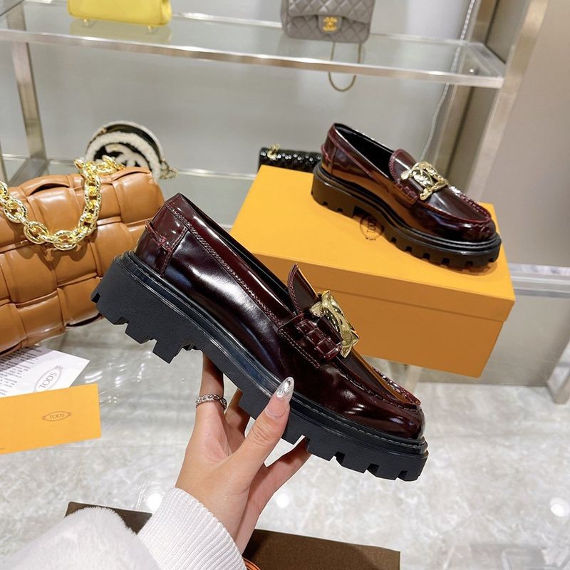 TODS レディース ローファー レザー ロゴ入りメタル 偽物 toq95328