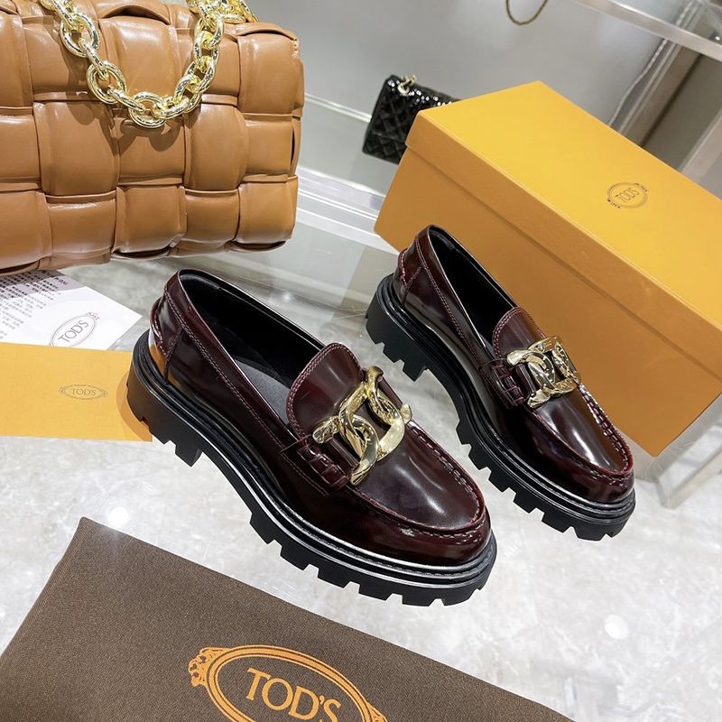 TODS レディース ローファー レザー ロゴ入りメタル 偽物 toq95328