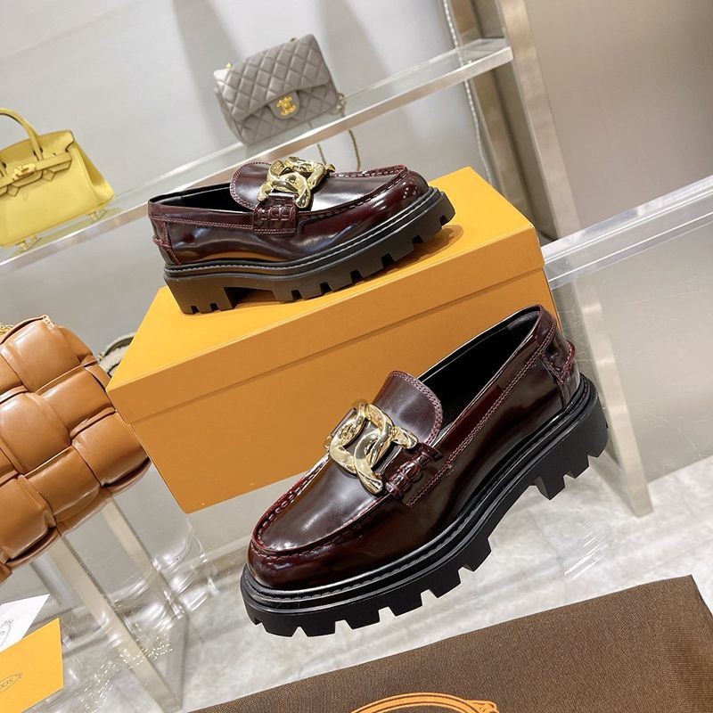 TODS レディース ローファー レザー ロゴ入りメタル 偽物 toq95328