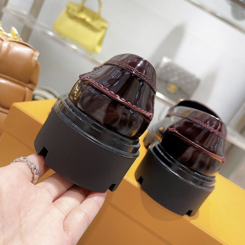 TODS レディース ローファー レザー ロゴ入りメタル 偽物 toq95328
