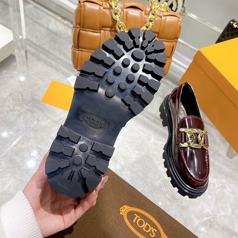 TODS レディース ローファー レザー ロゴ入りメタル 偽物 toq95328