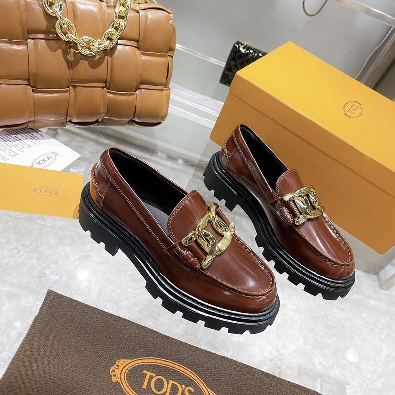 大人気!TODS 偽物 レディース ローファー レザー ロゴ入りメタル toh92885