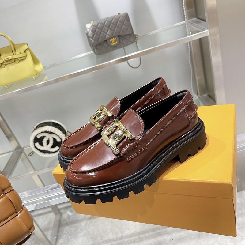 大人気!TODS 偽物 レディース ローファー レザー ロゴ入りメタル toh92885