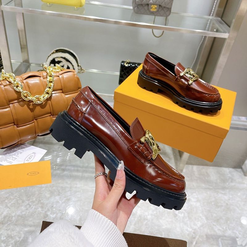 大人気!TODS 偽物 レディース ローファー レザー ロゴ入りメタル toh92885