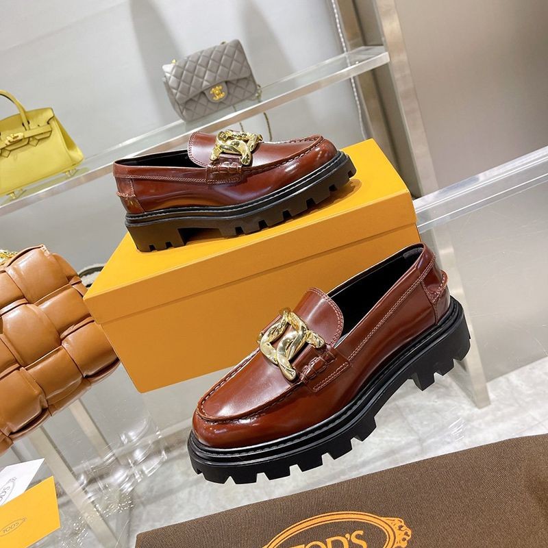 大人気!TODS 偽物 レディース ローファー レザー ロゴ入りメタル toh92885