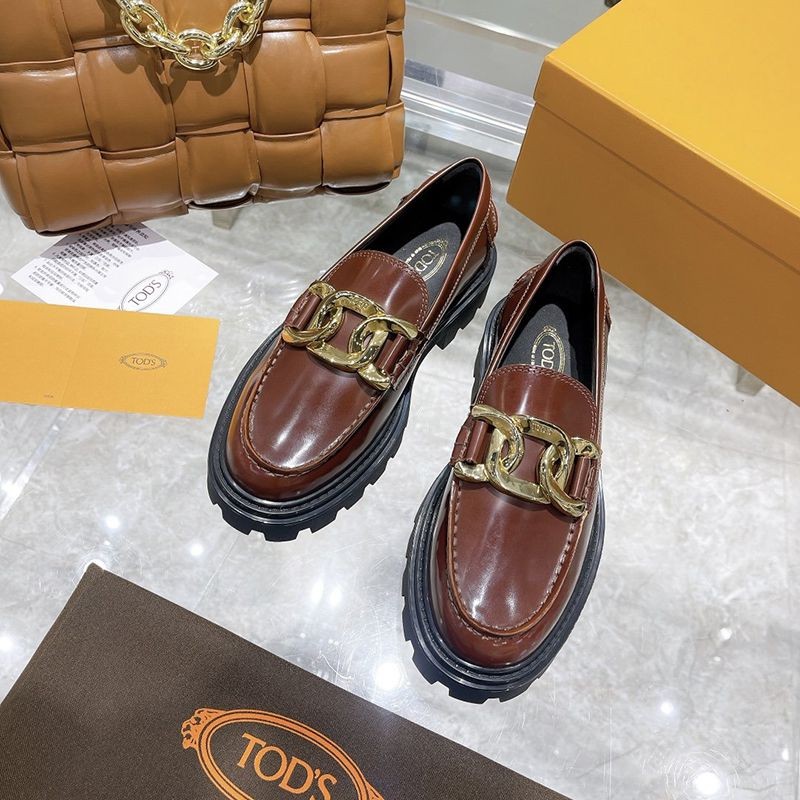 大人気!TODS 偽物 レディース ローファー レザー ロゴ入りメタル toh92885