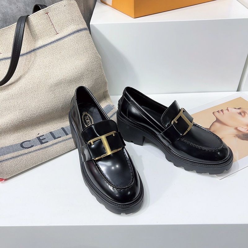 TODS レザー Tタイムレスメタル ローファー 偽物 toh52401