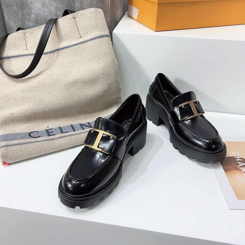 TODS レザー Tタイムレスメタル ローファー 偽物 toh52401