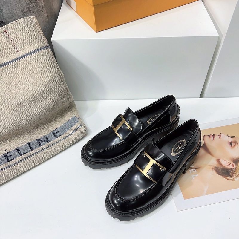 TODS レザー Tタイムレスメタル ローファー 偽物 toh52401