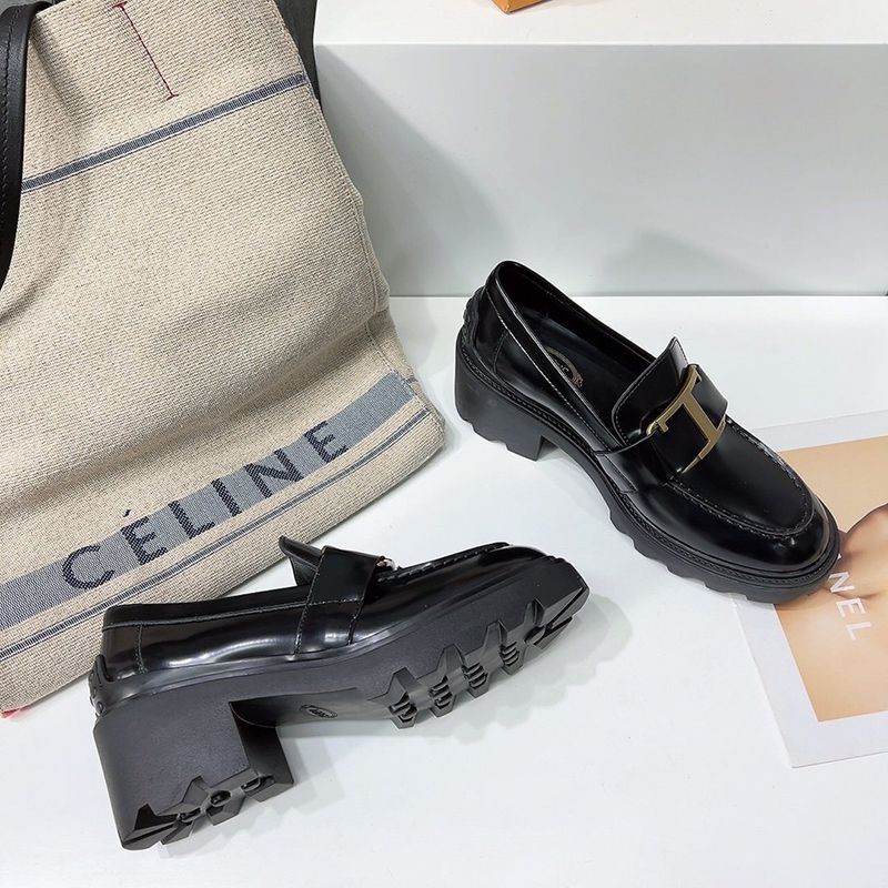 TODS レザー Tタイムレスメタル ローファー 偽物 toh52401