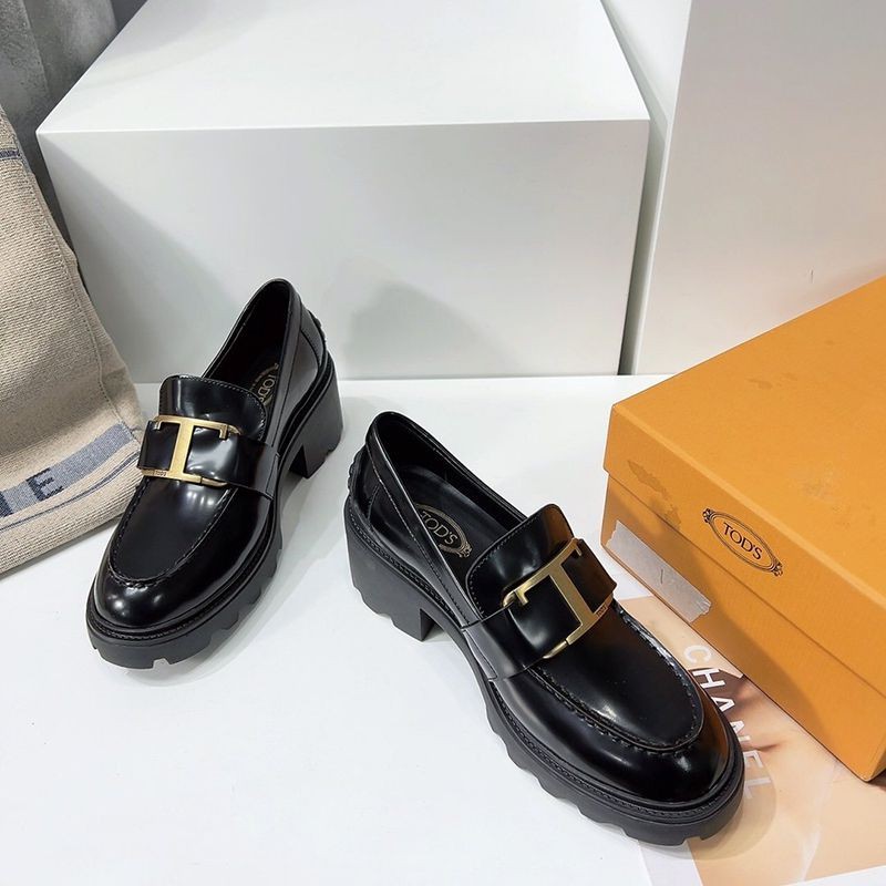 TODS レザー Tタイムレスメタル ローファー 偽物 toh52401