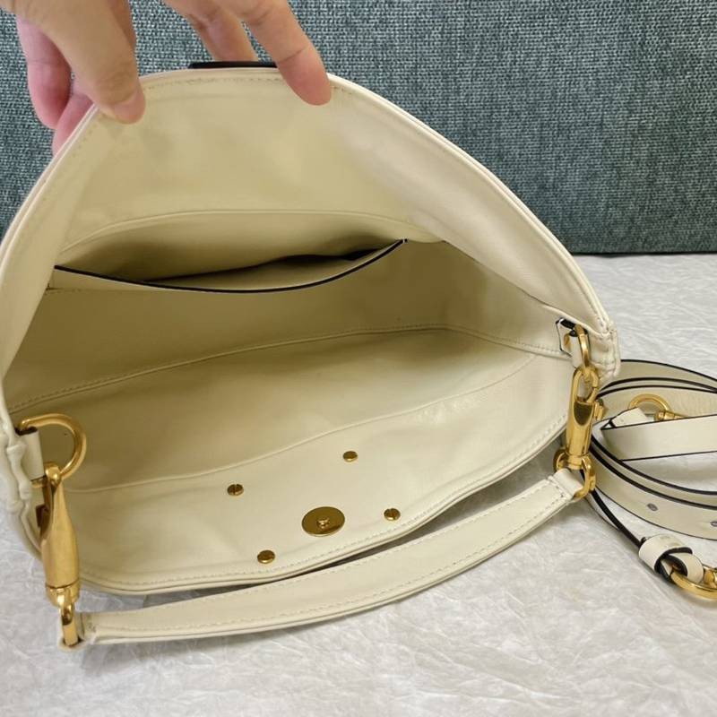 大人気!可愛い ヴァレンティノ スタッズサイン ショルダーバッグ コピー Vua88852