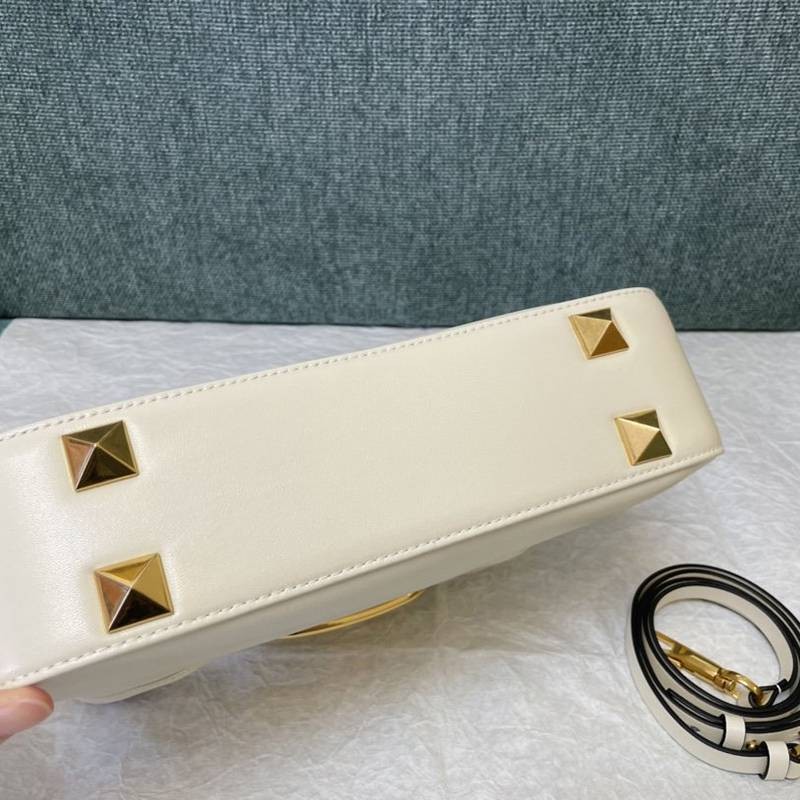 大人気!可愛い ヴァレンティノ スタッズサイン ショルダーバッグ コピー Vua88852