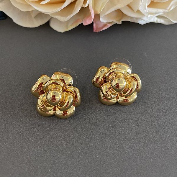 大人気!シャネル ピアス 偽物 メタル & ラムスキン cc カメリア shx78192