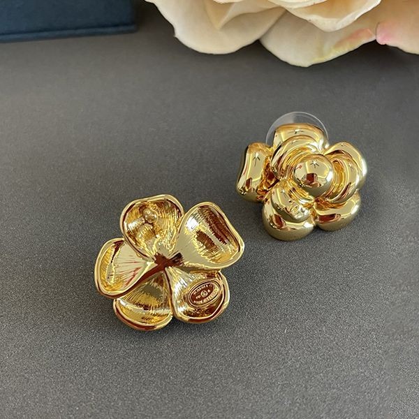 大人気!シャネル ピアス 偽物 メタル & ラムスキン cc カメリア shx78192