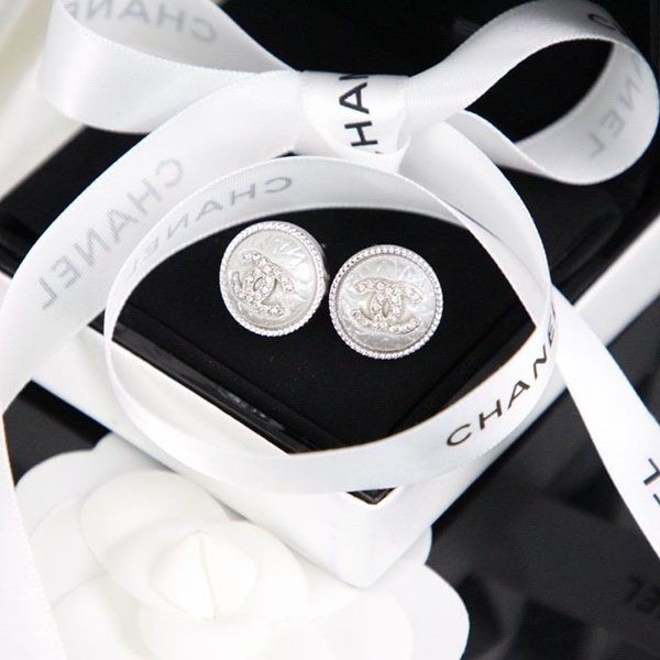 シャネル メタル ゴールド クリスタル CCロゴ ピアス 偽物 shh54835