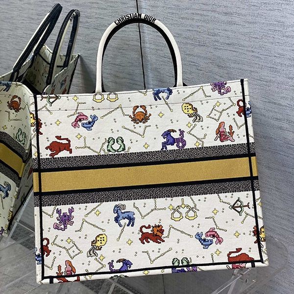 ディオール BOOK TOTE 偽物 ジャルダン ディヴェール 花柄 刺繍