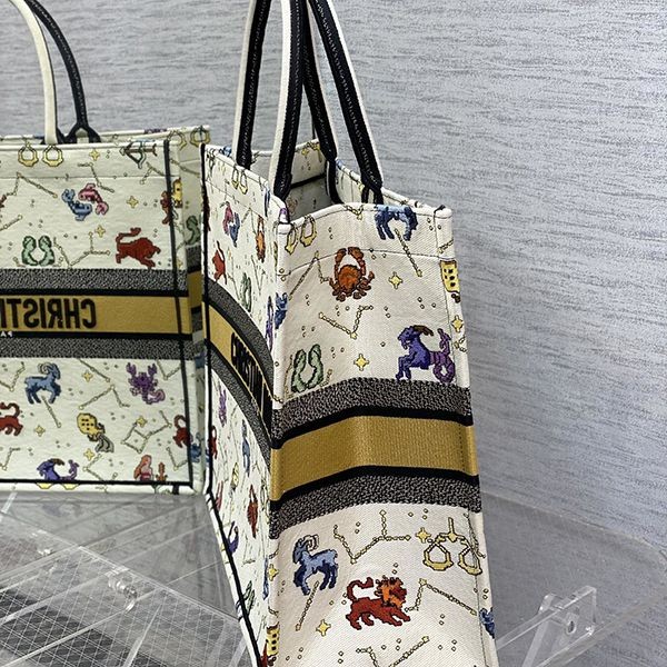 ディオール BOOK TOTE 偽物 ジャルダン ディヴェール 花柄 刺繍