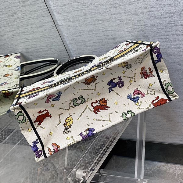 ディオール BOOK TOTE 偽物 ジャルダン ディヴェール 花柄 刺繍