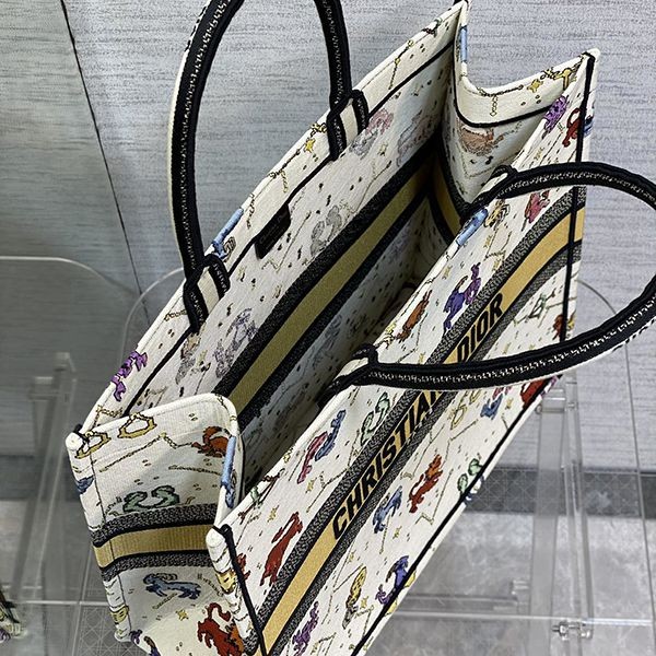 ディオール BOOK TOTE 偽物 ジャルダン ディヴェール 花柄 刺繍