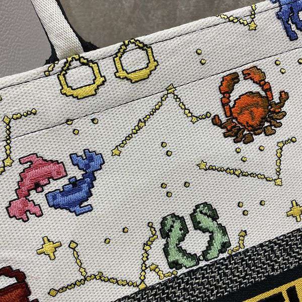 ディオール BOOK TOTE 偽物 ジャルダン ディヴェール 花柄 刺繍