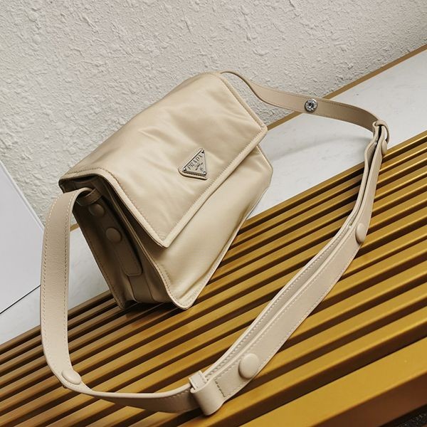 プラダ 偽物☆パッド入りフラップバッグ Re-Nylon ジッパーポケット pui44266