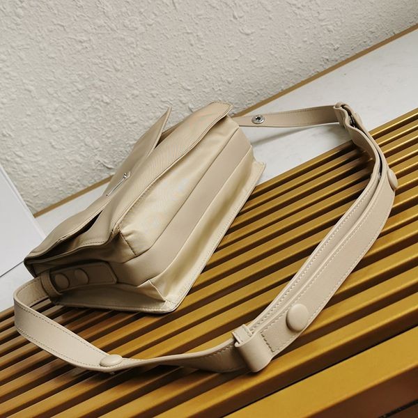 プラダ 偽物☆パッド入りフラップバッグ Re-Nylon ジッパーポケット pui44266