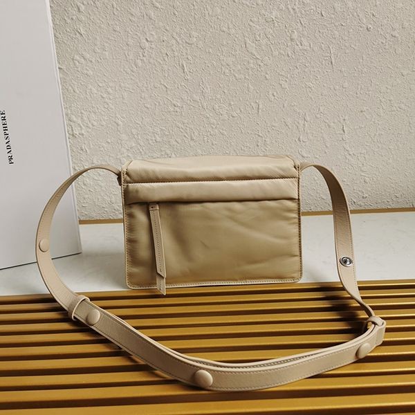 プラダ 偽物☆パッド入りフラップバッグ Re-Nylon ジッパーポケット pui44266