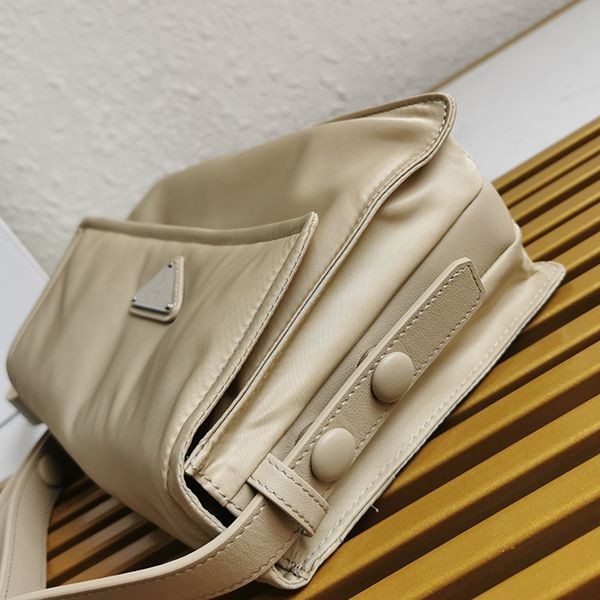 プラダ 偽物☆パッド入りフラップバッグ Re-Nylon ジッパーポケット pui44266
