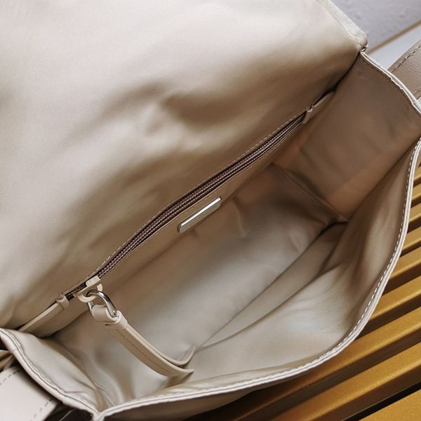 プラダ 偽物☆パッド入りフラップバッグ Re-Nylon ジッパーポケット pui44266