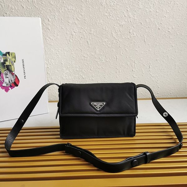 プラダ 偽物☆パッド入りフラップバッグ Re-Nylon ジッパーポケット