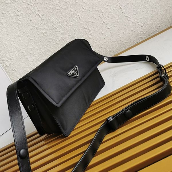 プラダ 偽物☆パッド入りフラップバッグ Re-Nylon ジッパーポケット