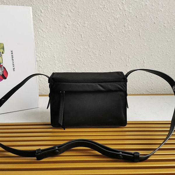 プラダ 偽物☆パッド入りフラップバッグ Re-Nylon ジッパーポケット