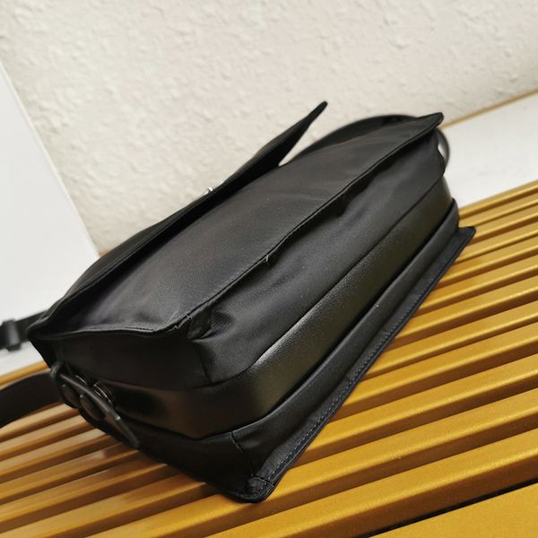 プラダ 偽物☆パッド入りフラップバッグ Re-Nylon ジッパーポケット