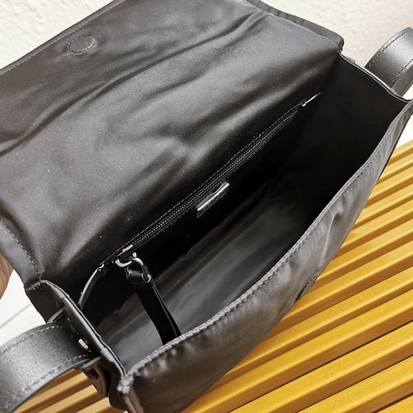 プラダ 偽物☆パッド入りフラップバッグ Re-Nylon ジッパーポケット