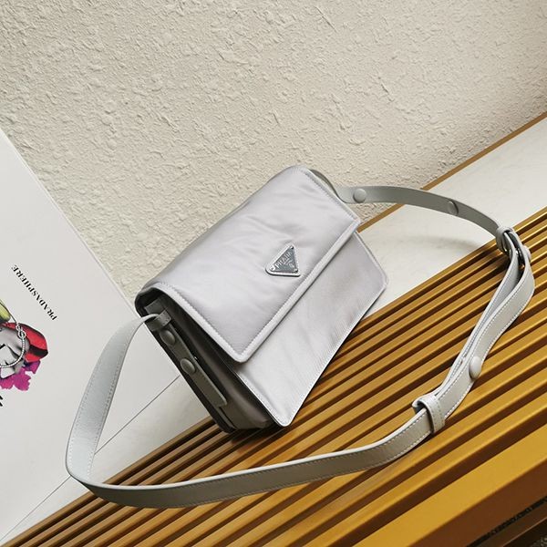 大人気!プラダ☆パッド入りフラップバッグ Re-Nylon ジッパーポケット 偽物 pum58189